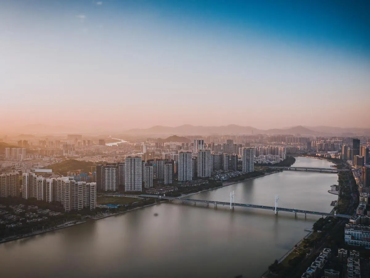 Radisson Red Hotel Zhuhai Gongbei Port