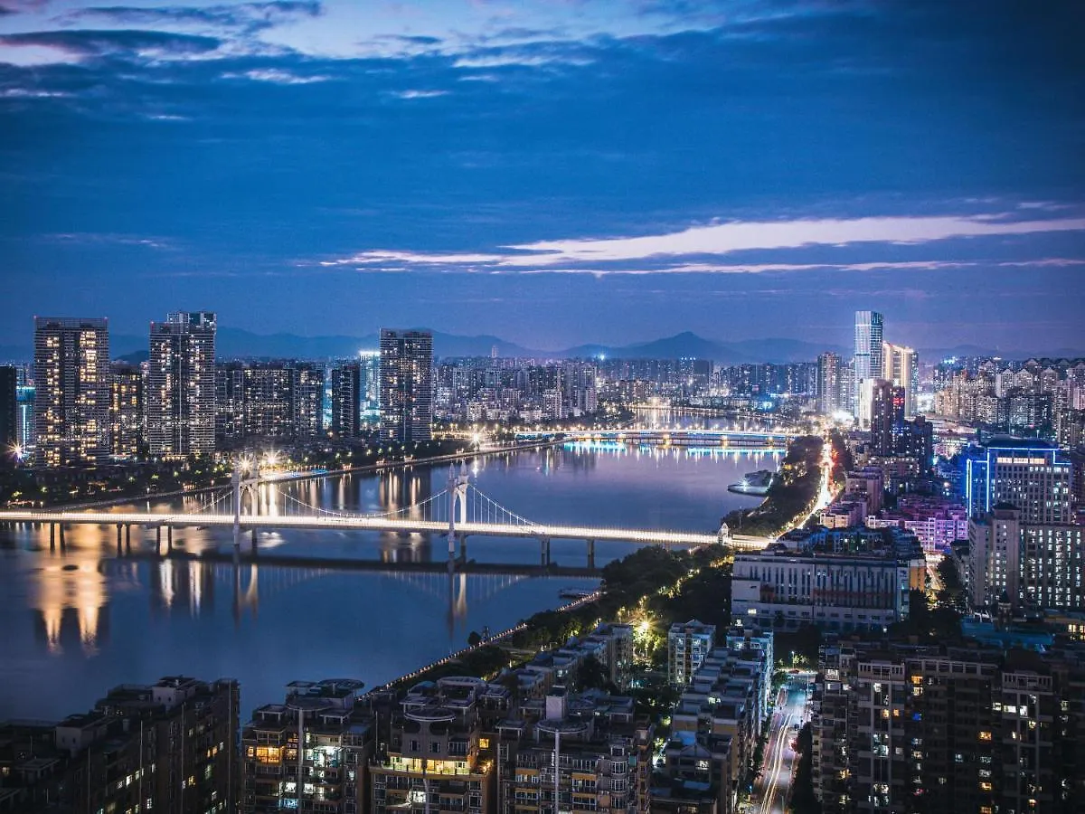 Radisson Red Hotel Zhuhai Gongbei Port