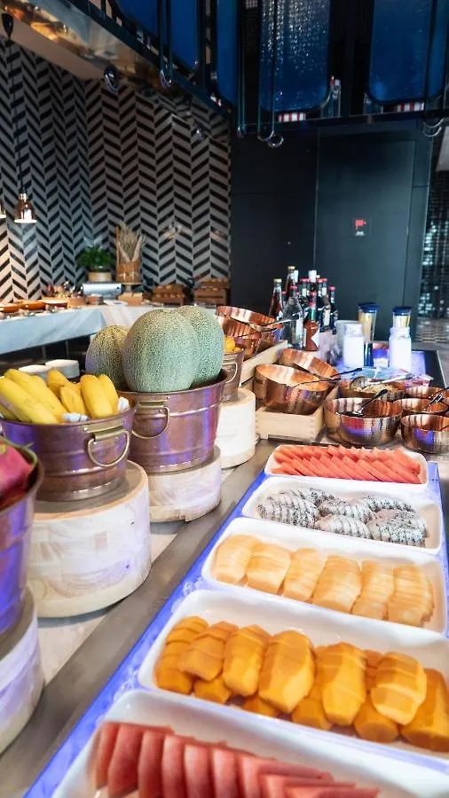 Radisson Red Hotel Zhuhai Gongbei Port 4*,