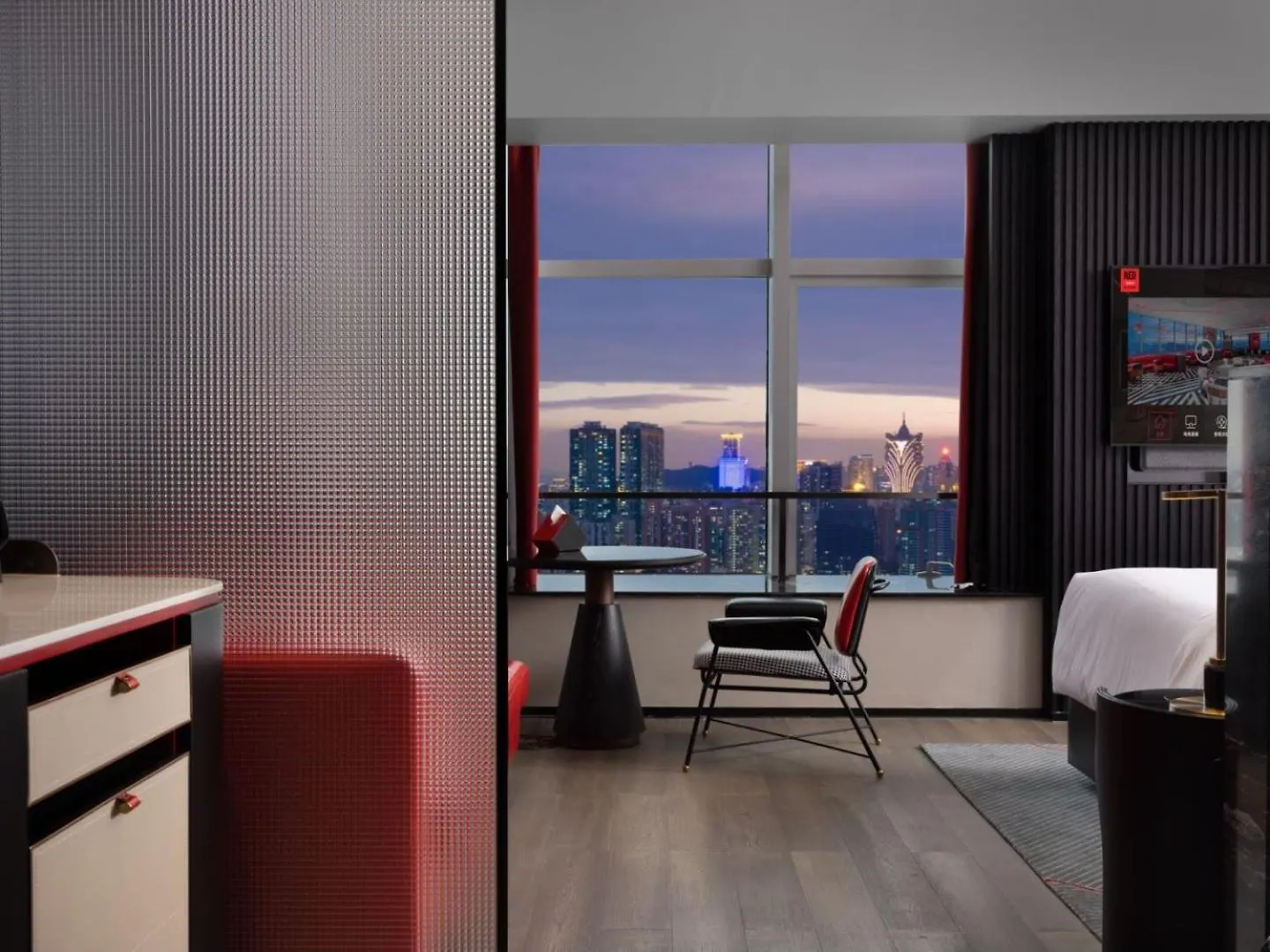 Radisson Red Hotel Zhuhai Gongbei Port 4*,  China